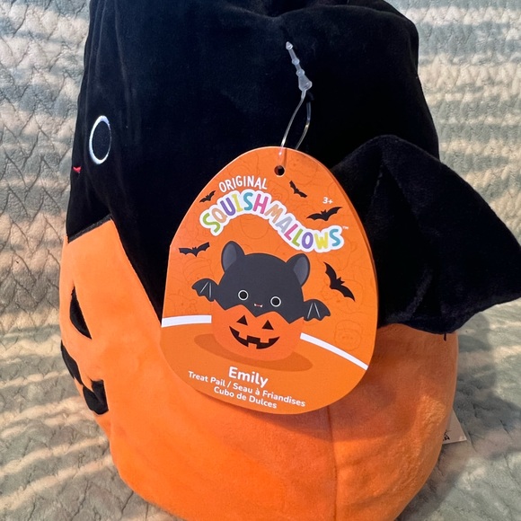Emily the Bat Treat Pails Squishmallows - Picture 3 of 3